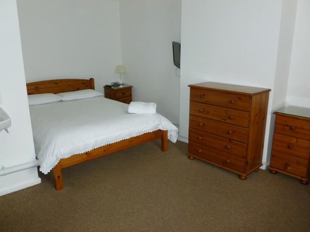 Rooms | Accommodation in Heathrow and Middlesex gallery image 3