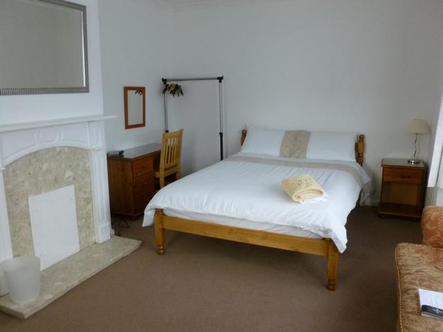 Rooms | Accommodation in Heathrow and Middlesex gallery image 2