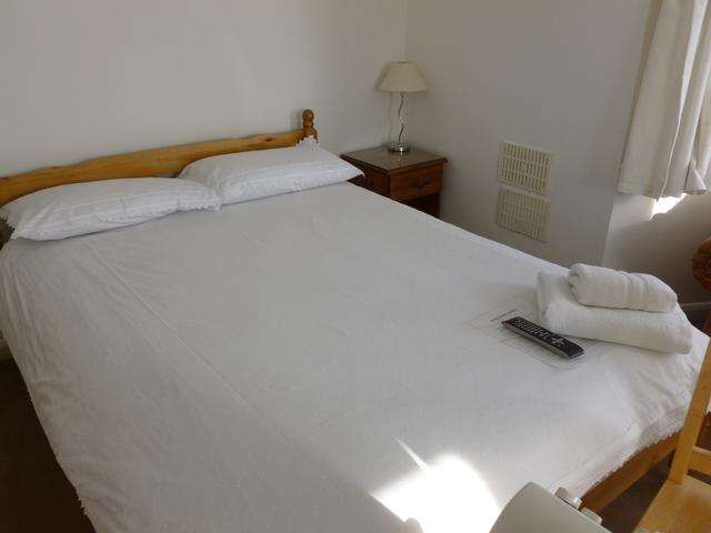 Rooms | Accommodation in Heathrow and Middlesex gallery image 11